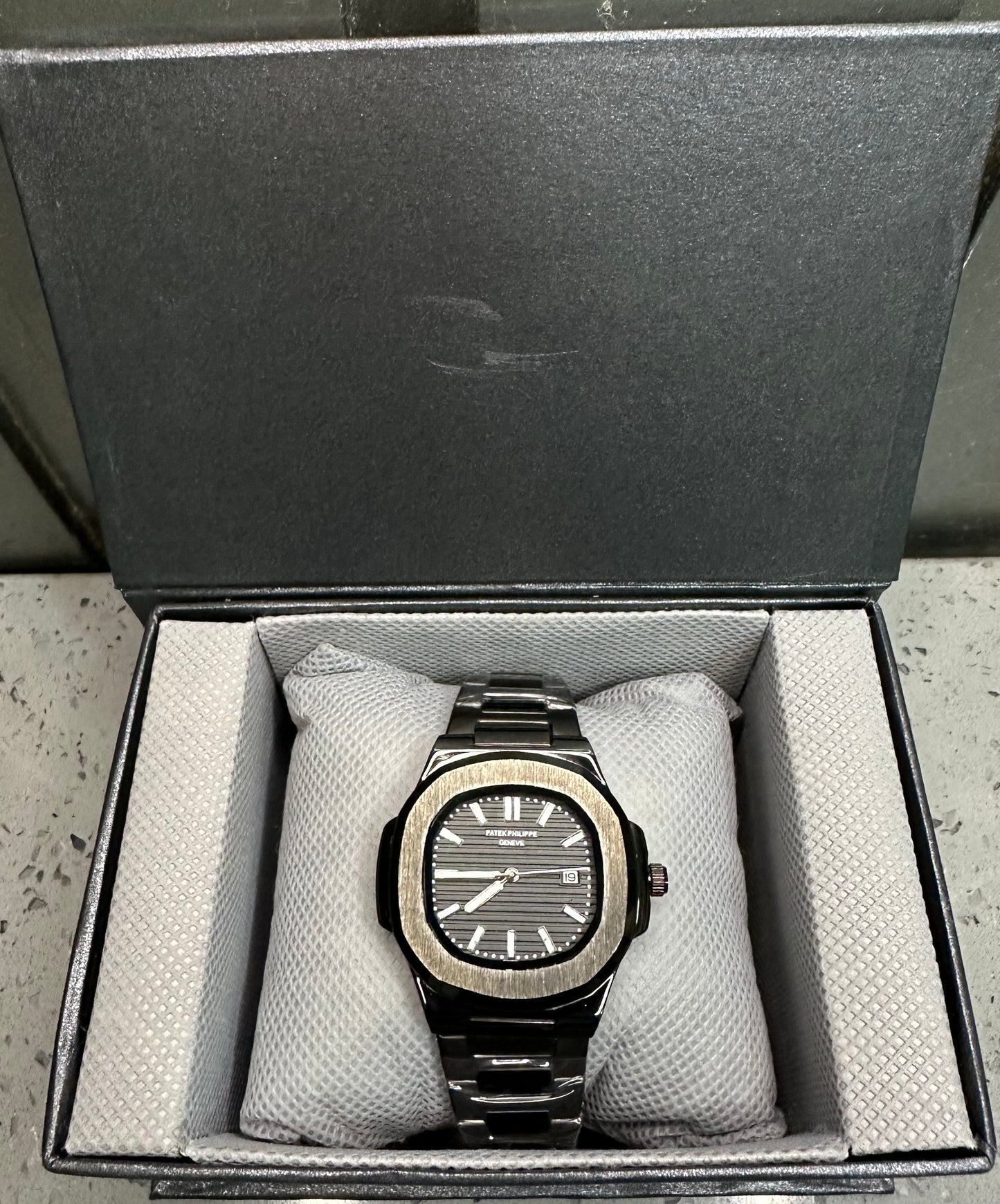 Patek Philippe Full Black Watch – Trendy Men’s Watch Online